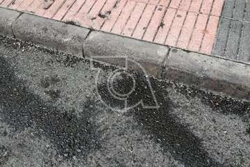 Indignación de vecinos y comerciantes de Jinámar por no retirarse los restos de contenedores quemados (Foto TA)